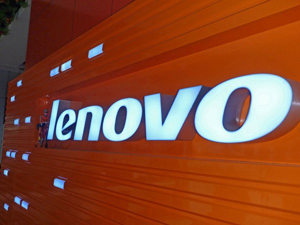 联想联手英伟达发布“AI云超级工厂”：Rubin平台与海神液冷助力万亿级大模型当地时间1月6日，在联想创新科技大会（Tech World）现场，联想集团董事长兼CEO杨元庆与英伟达创始人兼CEO黄仁勋共同宣布，双方将深度整合核心优势，正式推出“联想人工智能云超级工厂”