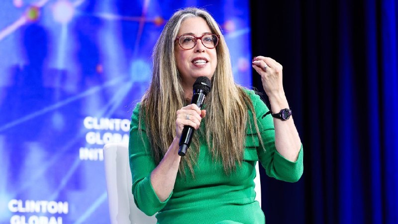 Wikimedia——AI流量冲击下的维基百科📉 维基媒体基金会 CEO Bernadette Meehan 向 Axios 透露，过去一年维基百科页面浏览量下降 8%，部分原因是 AI 模型大量使用维基百科数据，但用户却通过 AI 获取信息而不直接访问网站，这威胁到维基百科的生态系统💰 Meehan 指出，生成式 AI 系统严重依赖维基百科上由人类创建的海量信息，但并非所有公司都为此付费